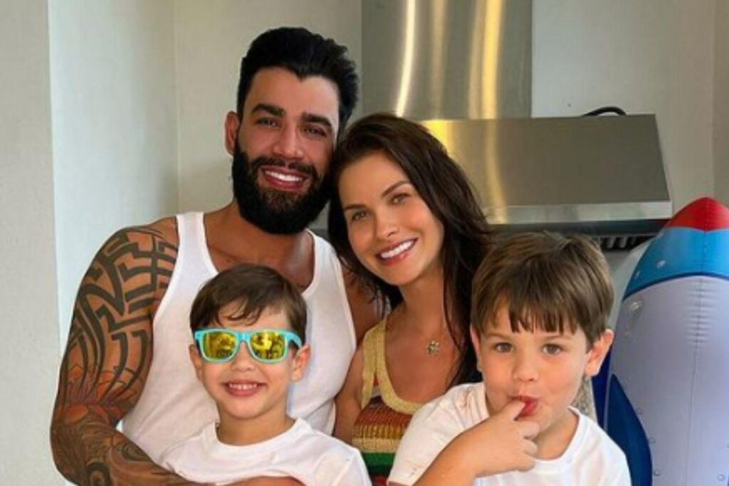 Andressa Suita compartilhou nas redes foto ao lado dos filhos e do marido