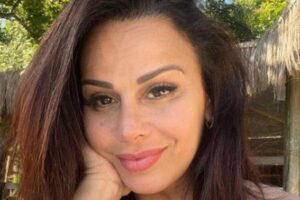 Viviane Araújo compartilha a foto de ensaio de gravidez e diz que mais virão