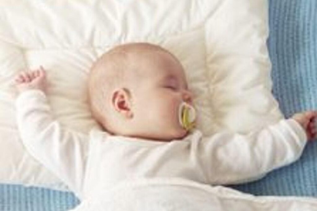 A orientação é que o bebê durma de barriga para cima, já que está comprovado que essa medida reduz em até 50% os riscos de SMSL
