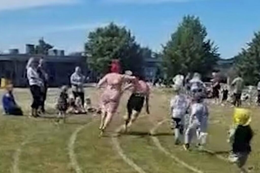 A mãe de 25 anos empurrou outra mãe no evento escolar para ganhar a corrida