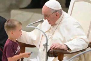 Papa Francisco se surpreende com atidude de menino em cerimônia no Vaticano
