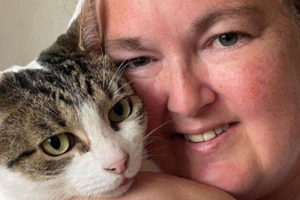 Gato salva sua tutora de ataque cardíaco em ação rápida que não era acostumado a ter