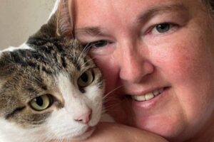 Gato salva sua tutora de ataque cardíaco em ação rápida que não era acostumado a ter
