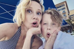 James Tupper desejou melhoras para a ex-esposa com uma foto do filho