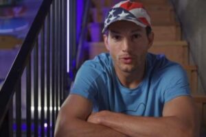 Ashton Kutcher comenta sobre doença rara que afetou sua fala e audição