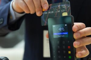 A Febraban alerta: tome cuidado para que ninguém observe a digitação da sua senha