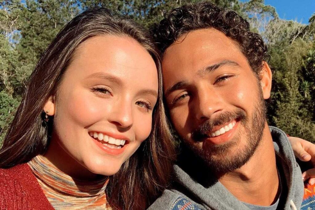 Larissa Manoela e André Luiz contracenaram juntos em 2020, porém apenas engataram o namoro em 2022