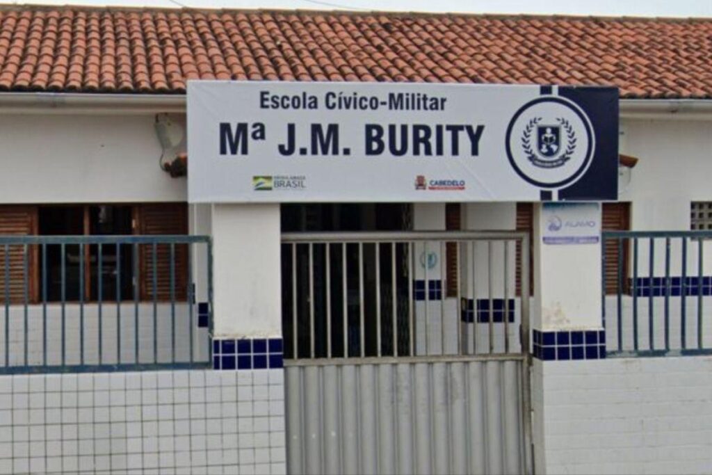 A aluna estava sozinha na sala de aula na hora do assédio