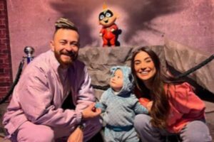 Bianca e Cris aparecem abraçados em Mundo Pixar