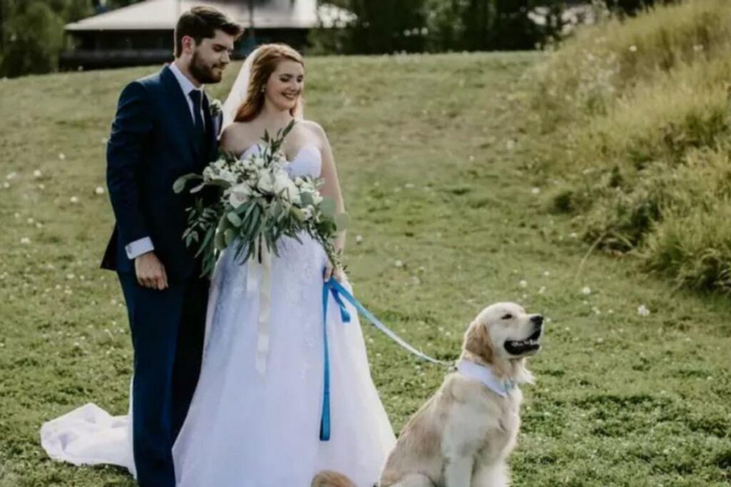 Roisin Bicklmeier, Hunter e Bear, junto às madrinhas e aos padrinhos do casamento