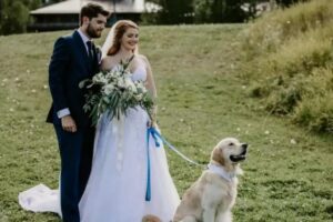 Roisin Bicklmeier, Hunter e Bear, junto às madrinhas e aos padrinhos do casamento