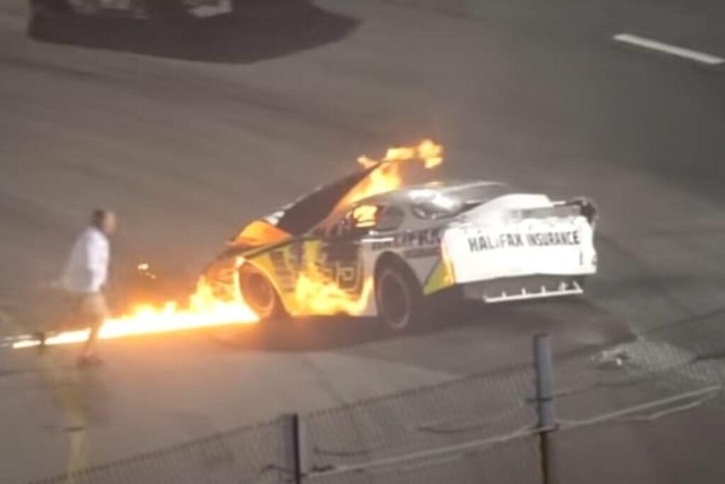 Carros colidem em corrida e pai invade pista para salvar o filho