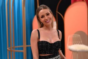Na legenda do post, Sofia normalizou a atitude das crianças e parecia estar incentivando o beijo.