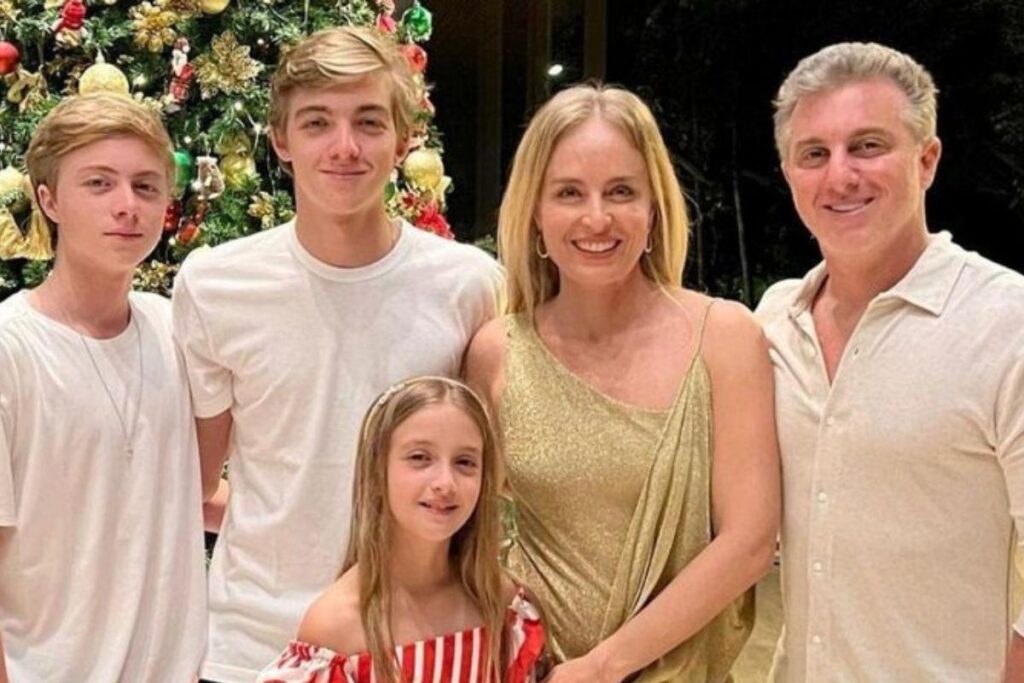 Angélica, Luciano Huck  e filhos curtem dia de sol na praia