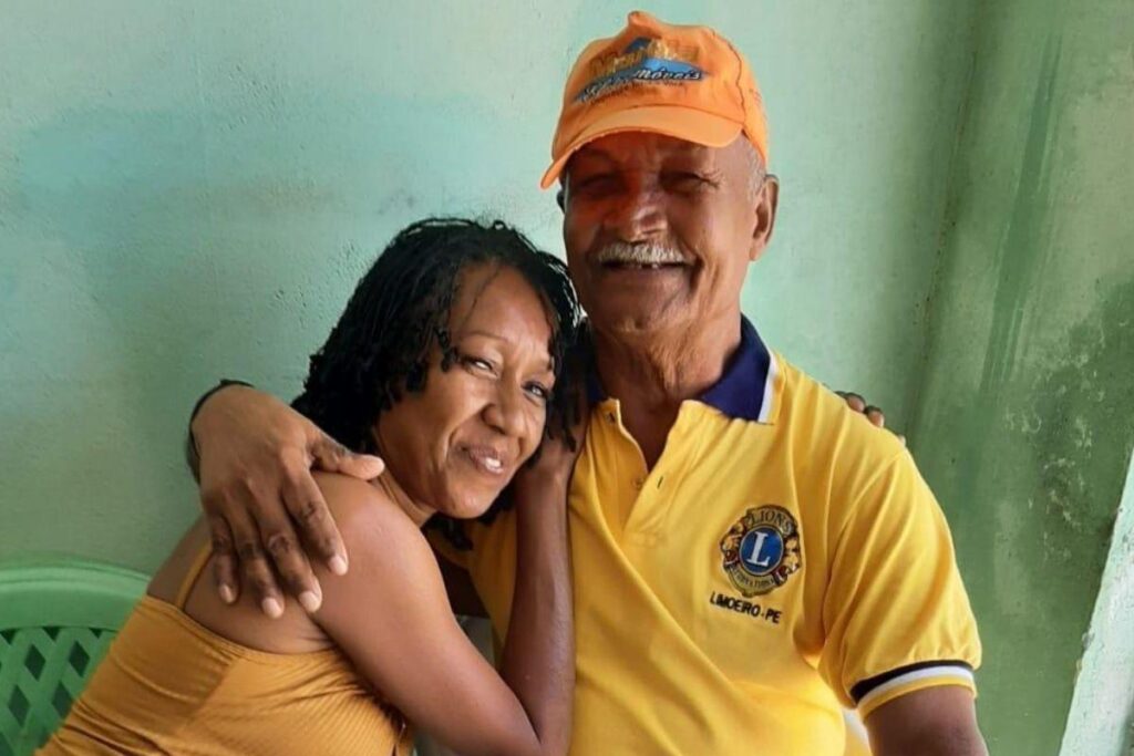 Pai e filha se encontram pela primeira vez após 54 anos