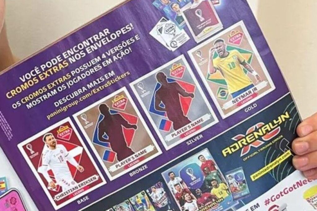 Miguel Santos Paolinelli de Castro, de 10 anos mostra a figurinha do jogador Neymar