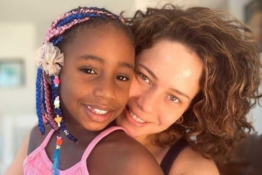 Leandra Leal posta foto da família de Giovanna Ewbank e Bruno Gagliasso e demonstra apoio