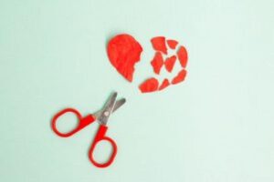 O casamento está por um fio desde o momento em que a mulher escutou a conversa e percebeu que não é bem vista na família do marido