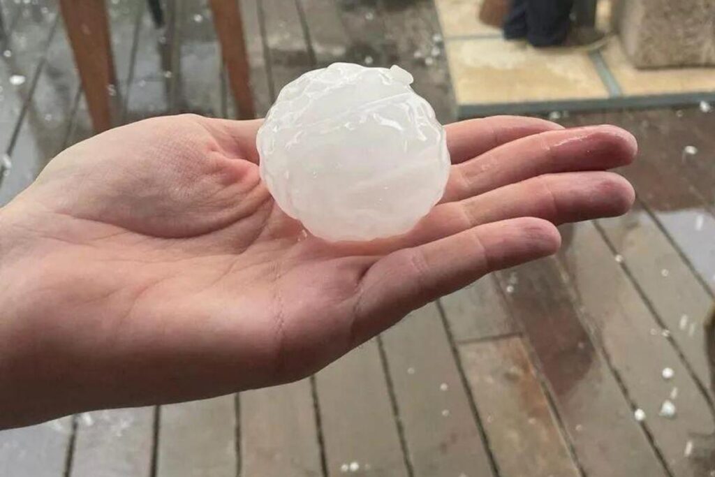 O serviço de meteorologia informa que essa é a maior tempestade da região em 20 anos