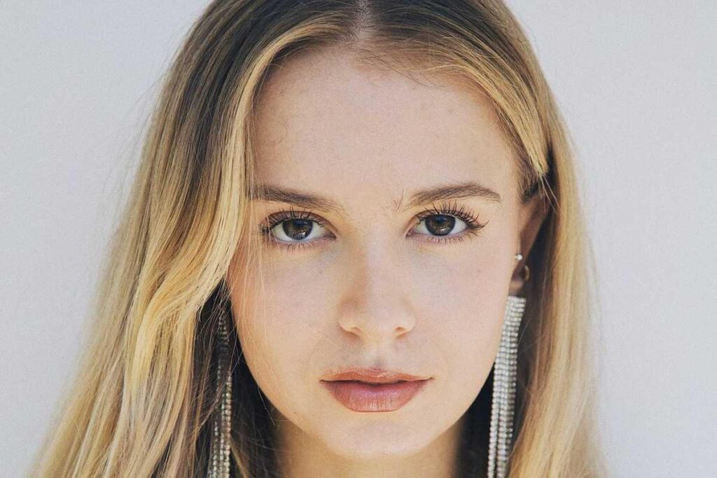 Isabella Scherer comemorou por voltar a entrar na calça jeans que usava antes de engravidar