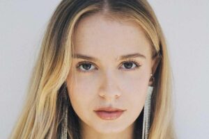Isabella Scherer comemorou por voltar a entrar na calça jeans que usava antes de engravidar