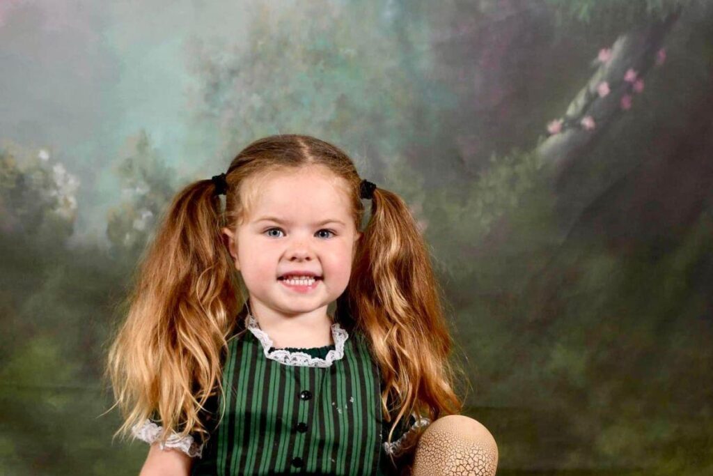 Fazendo uma sessão de fotos na Disney, a garota ainda quis vestir a boneca com vestido de princesa