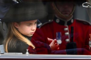 O príncipe George e a princesa Charlotte ficaram ao lado dos pais durante a cerimônia