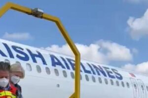 Bebê nasce em avião e ganha o nome de médica que ajudou no parto