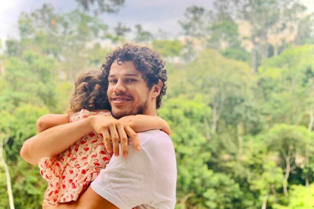 José Loreto mostra rosto da filha em foto rara e prova que ela está cada vez mais parecida com ele
