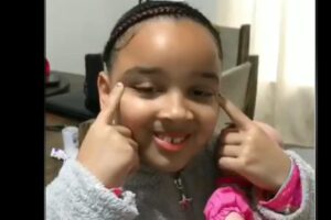 Menina viraliza ao mostra penteado maluco