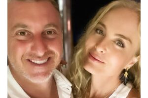 Luciano Huck e Angélica posam com novo membro da família