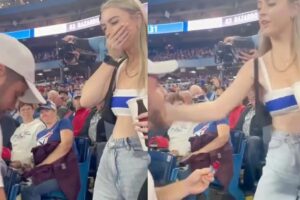Homem faz pedido inusitado em jogo de baseball com um pirulito em vez de uma aliança