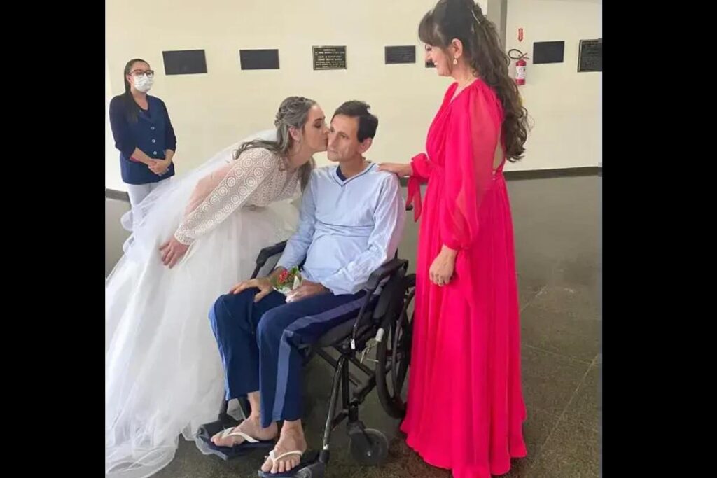 Filha visita o pai vestida de noiva no hospital