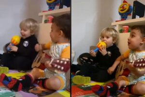 Bebê faz sucesso nas redes socias ao tocar violão com o amigo
