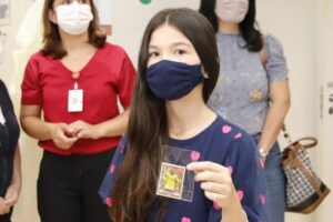 Menina doa figurinha rara da Copa do Mundo para hospital
