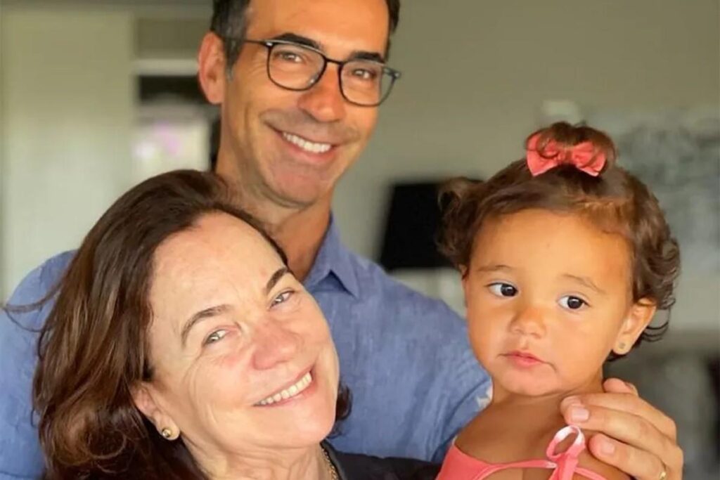 Cesar Tralli ao lado da mãe, Edna