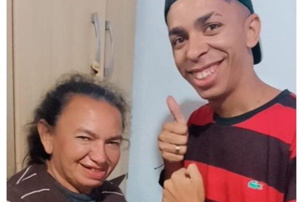 Kiko tatuou o símbolo de reciclagem para homenagear a mãe