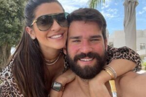 Alisson ao lado da família