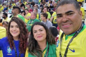 Maisa Silva leva os pais para verem jogo e mostra emoção