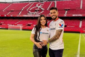 Alex Telles com a esposa grávida