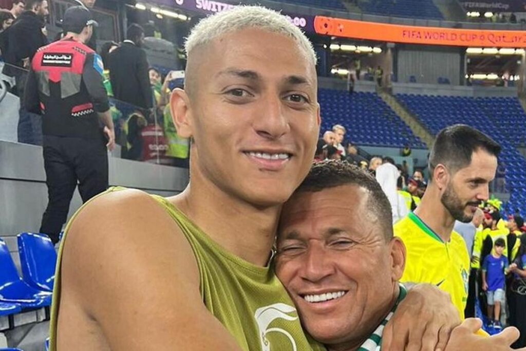 Richarlison ao lado de seu pai, Antônio e o tio, Elton