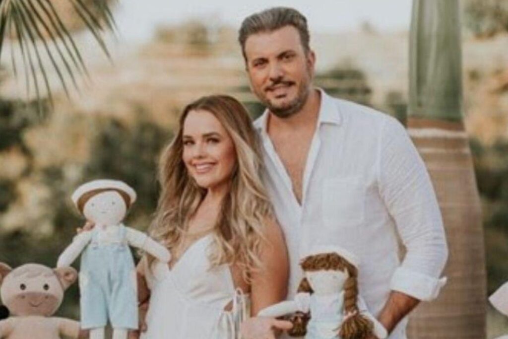 Cantora Thaeme Mariôto compartilha foto com a filha e impressiona por semelhança