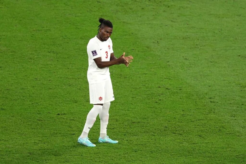 Mãe se emociona ao ver filho jogando pela primeira vez na Copa do Mundo