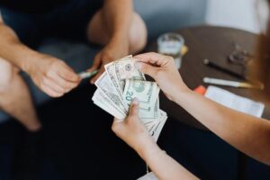 Homem aposta e ganha mais de R$ 200 mil na loteria após ouvir pedido do pai falecido por um médium