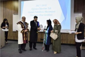 Os alunos da Universidade subiam ao palco para ganhar os diploma