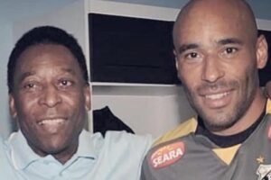 Kely publicou um registro ao lado do irmão no hospital