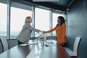 Empresa multinacional abre vagas de emprego somente para mães; veja como se candidatar!