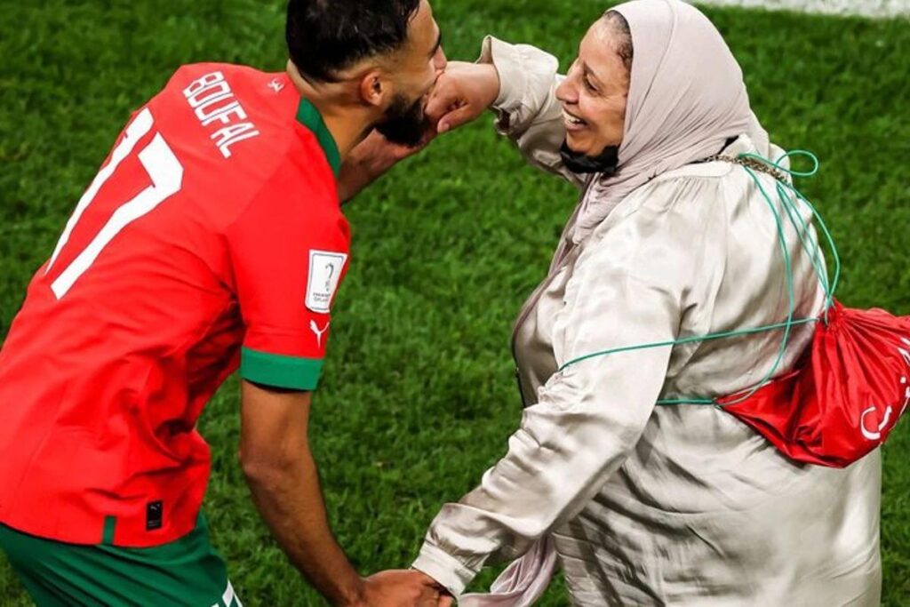Jogador do Marrocos comemora vitória contra Portugal com a mãe no campo