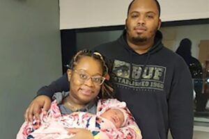 Doula ajuda pais a fazer parto de um bebê por telefone: “Estamos todos bem, graças a ela”
