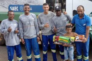 Os funcionários surpreenderam o menino tanto no aniversário quanto na época próxima ao Natal